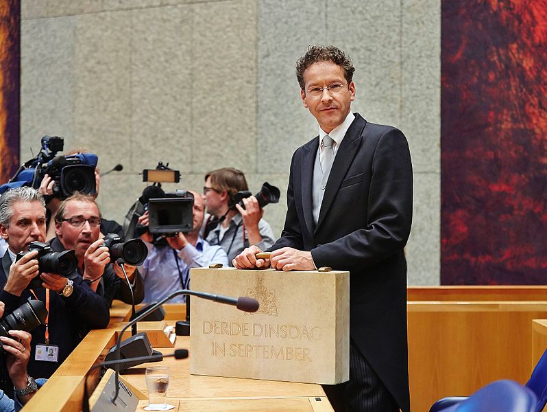 Minister van Financin Dijsselbloem biedt Miljoenennota en begroting aan