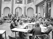 26 april 1978; studen vergaderen in het bezette maagdenhuis; bron: Beeldbank nationaal archief
