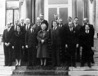 Achterste rij vlnr.: Albeda, Ginjaar en De Koning. Middelste rij: Andriessen, Kruisinga, Beelaerts van Blokland, Tuijnman, Peijnenburg, Van Aardenne en Van der Stee. Voorste rij: De Ruiter, Gardeniers, Van Agt, koningin Juliana, Wiegel, Van der Klaauw, Van Aardenne en Pais.