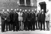 V.l.n.r. De Booy, Beel, Logemann, Van Schaik, Mansholt, Lieftinck, Vos, Schermerhorn, Kolfschoten, Drees, Meynen, Van Kleffens, Ringers en Van Roijen.