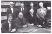 Van links naar rechts staand: mr. T.N.J. de Lange (griffier), Bert Bakker, voorzitter (D66), Peter Rehwinkel (PvdA), Gert Schutte (GPV); zittend: Harry van Bommel (SP), Ad Harrewijn (GroenLinks), Eric Balemans (VVD), Agnes van Ardenne-van der Hoeven (CDA).