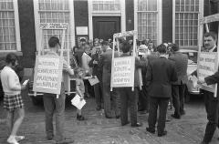 Leden van de PSP protesteren tegen de prijsstijgingen. 