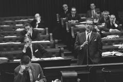 Kamerlid Willem Scholten interrumpeert tijdens het debat over het belastingplan 1971