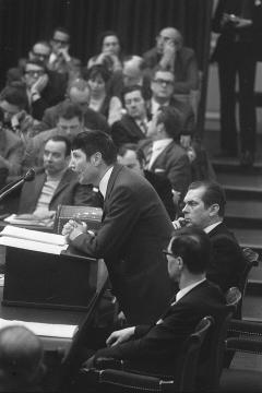 Minister Van Agt (staand), samen met staatssecretaris Grosheide en premier Biesheuvel tijdens het debat over de vrijlating van de Drie van Breda