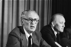 Lou de Jong bij de persconferentie over Aantjes