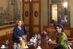 Tweede Kamervoorzitter Khadija Arib (rechts) ontving Edith Schippers op donderdag 16 maart in de Stadhouderskamer, in het gebouw van de Tweede Kamer. 