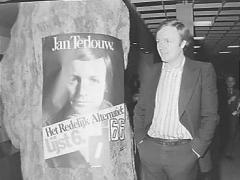 Jan Terlouw naast verkiezingsaffiche D66