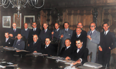 Kabinet-Drees/Van Schaik - Staand v.l.n.r.: Lieftinck, Wijers, In 't Veld, Joekes, Mansholt, Van den Brink, Van Maarseveen, Prinsen (secretaris), Gotzen en Dutilth (notulist), Zitten v.l.n.r.: Schokking, Stikker, Van Schaik, Drees, Rutten en Sassen.