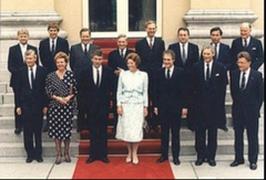 Kabinet-Lubbers II - Voorste rij v.l.n.r.: De Koning, Smit-Kroes, Lubbers, koningin Beatrix, De korte, Van den Broek en Van Dijk. Achterste rij v.l.n.r.: Bukman, Nijpels, Deetman, Korthals Altes, Ruding, Braks, Brinkman en Van Eekelen.