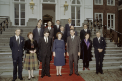 Kabinet-Lubbers I -Voorste rij v.l.n.r.: Van den Broek, Smit-Kroes, Lubbers, koningin Beatrix, Van Aardenne, Schoo en De Koning. Middelste rij v.l.n.r.: De Ruiter, Ruding, Korthals Altes, Rietkerk en Deetman. Achterste rij v.l.n.r.: Brinkman, Braks en Winsemius.