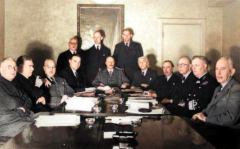 Kabinet-Gerbrandy II - Zittend v.l.n.r.: Van den Tempel, De Booy, Van den Broek, Burger, Gerbrandy, Bolkestein, Michiels van Verduynen, Albarda, Furstner en Van Boeijen. Staand v.l.n.r.: Van Lidth de jeude, Van Kleffens en Van Heuven Goedhart.