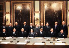 Staand v.l.n.r.: Einaar, Den Uyl, Bot, Bogaers, Veldkamp, Diepenhorst, De Haseth, Suurhoff, Vrolijk en Middelburg (secretaris). Zitttend v.l.n.r.: Samkalden, Luns, Vondeling, Cals, Biesheuvel, Smallenbroek en De Jong.