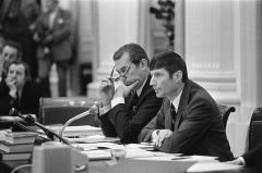 Minister Dries van Agt en minister-president Barend Biesheuvel tijdens het debat over de vrijlating van de Drie van Breda