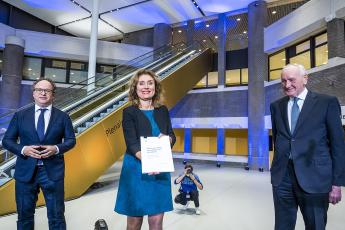 Kamervoorzitter Bergkamp ontvangt rapport informateurs Remkes en Koolmees