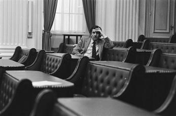 Ruud Lubbers in een lege Tweede Kamer