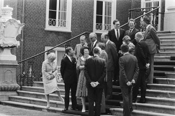 kabinet van Agt 3 door koningin Beatrix beëdigd