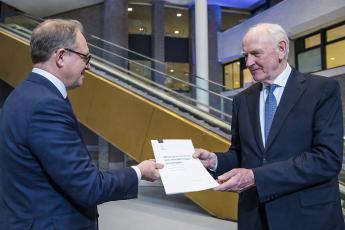 Remkes overhandigt rapport