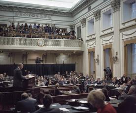 Overzicht_van_de_Tweede_Kamer_met_zicht_op_de_publieke_tribune