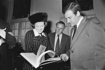 Prinses Beatrix ontvangt boek Maritieme Geschiedenis der Nederlanden