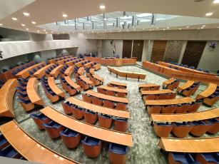 Plenaire zaal (bron: Wikicommons/Dassenman)