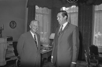 Mr. Y. Scholten onderzoekt voor Formateur Biesheuvel of breuk met DS'70 te lijmen is, Scholten (links) en Biesheuvel