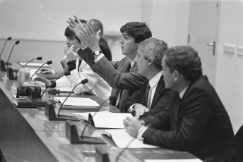 Tweede_Kamercommissie_paspoortenquete_overhandigt_eindrapport_aan_Kamervoorzitter