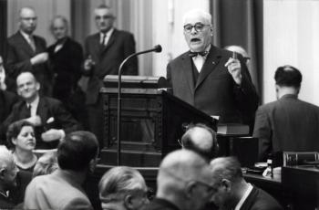 Professor P.J. Oud achter spreekgestoelte Tweede Kamer
