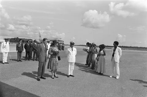 Voorbereiding onafhankelijkheid in Suriname; aankomst Prinses Beatrix en Prins Claus